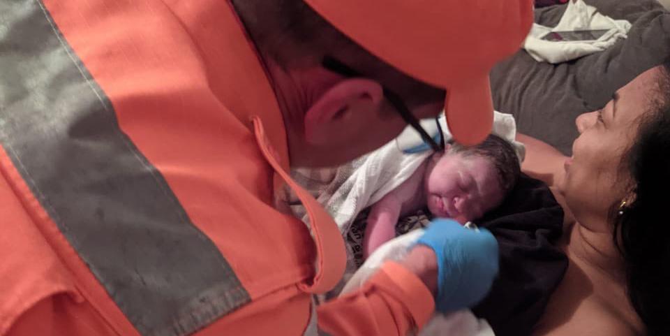 Militares ouviram o choro da criança pelo telefone enquanto auxiliavam pais no parto (Divulgação/Corpo de Bombeiros)