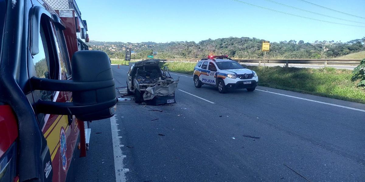 Veículo colidiu com a traseira de uma carreta (Divulgação/Corpo de Bombeiros)