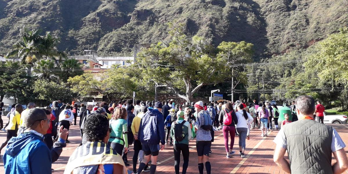 Corredores ocuparam a Praça do Papa na manhã deste sábado (21) (Maurício Vieira/Hoje Em Dia)