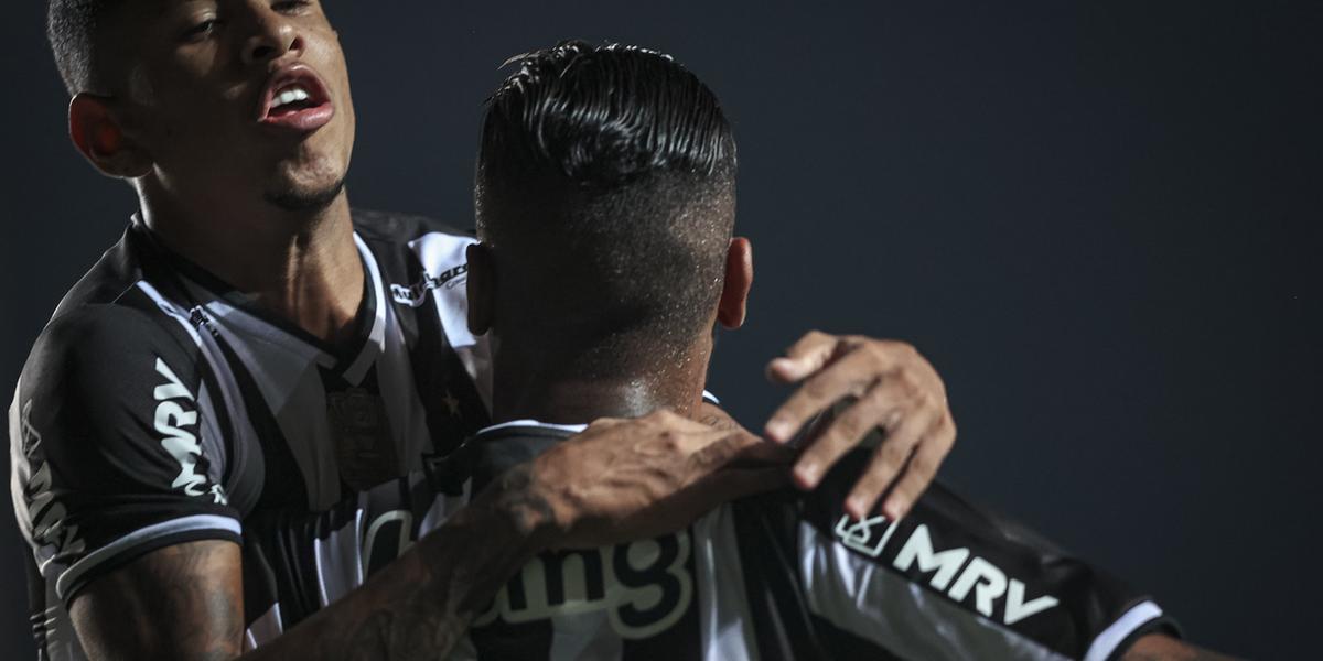 Savinho e Fábio Gomes comemoram gol do Atlético contra o Brasiliense (Pedro Souza/Atlético)