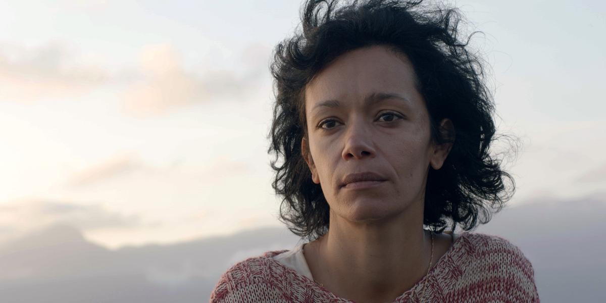 A protagonista Paula está sozinha para resolver os problemas familiares (Embaúba Filmes/Divulgação)