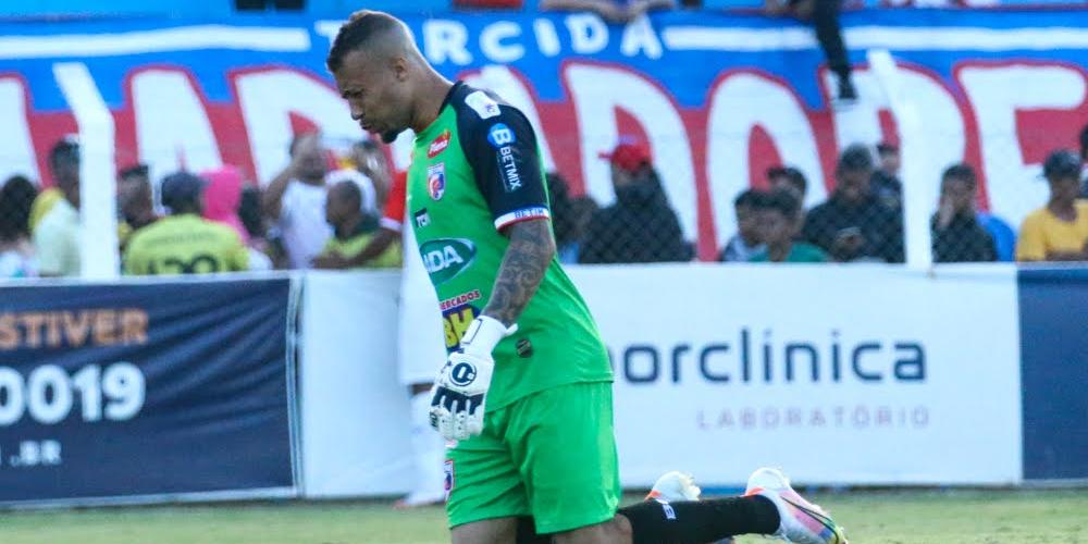 Thulio atravessou o gramado de joelhos após a vitória do Betim sobre o Tupynamás (Betim/Divulgação)