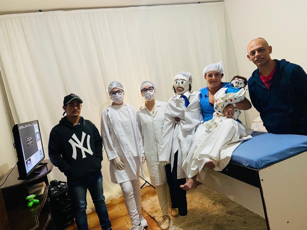 Meirivone com o “bebê boneco” no colo e o “marido” de pano ao lado (Redes Sociais / Reprodução)