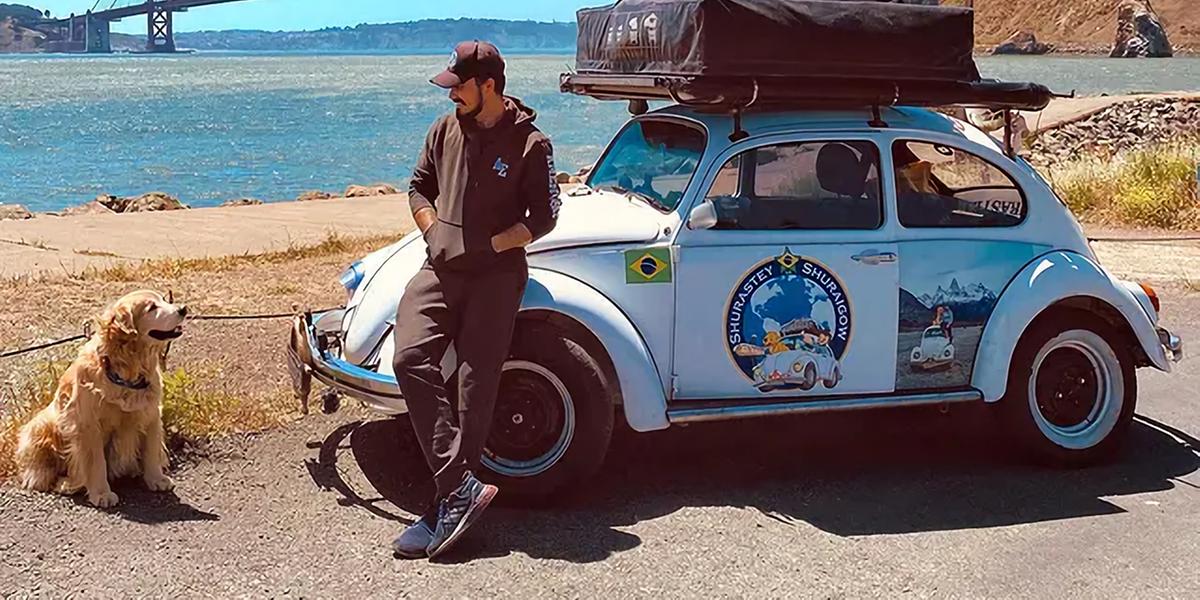 Influenciador digital Jesse Koz e seu "fiel escudeiro", o cão Shurastey (Instagram / shurastey_ / Reprodução)