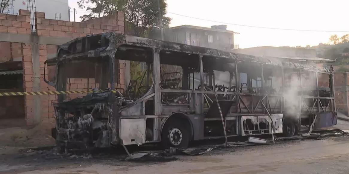 Veículo incendiado ficou completamente destruído  (Reprodução/TV Globo)