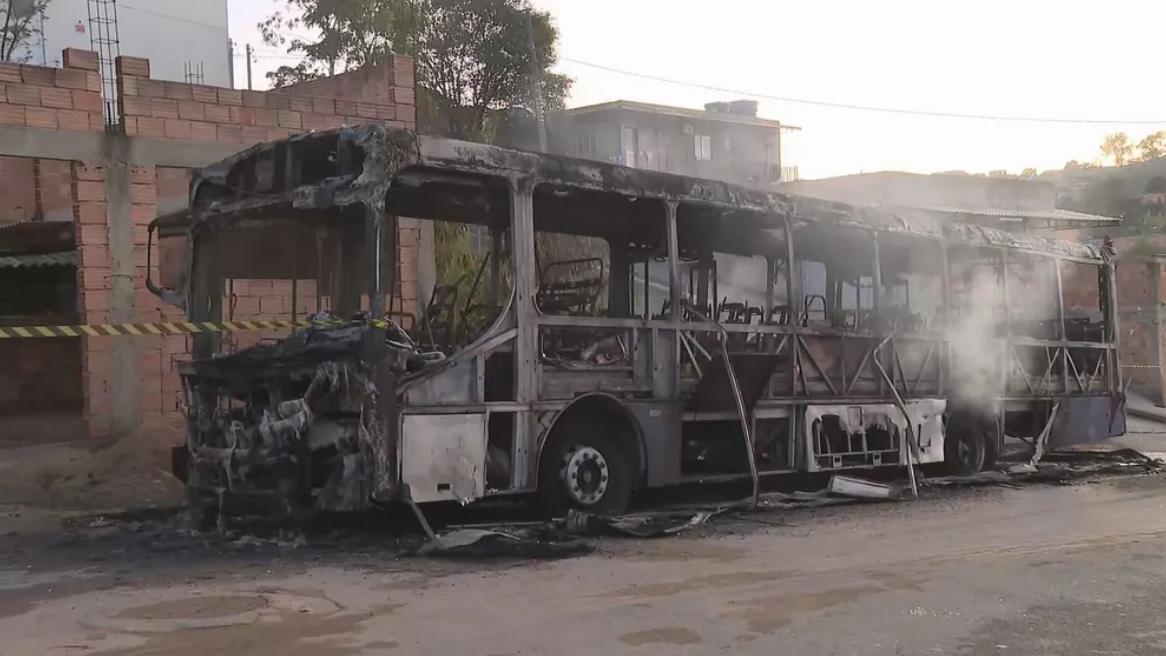 Veículo incendiado ficou completamente destruído (Reprodução/TV Globo)