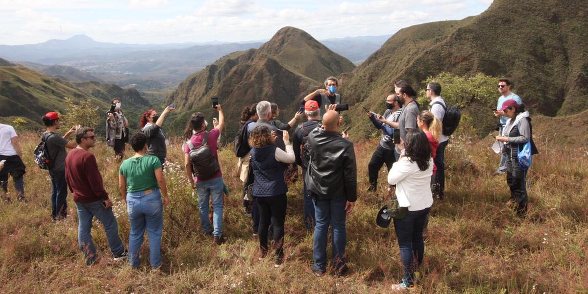 Visita passou pelas proximidades do Pico BH e ambientalistas explicaram possíveis reflexos associados a mineração (Lucas Prates/Hoje Em Dia)