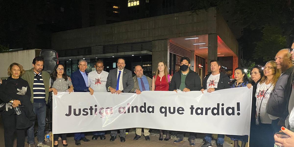 Auditores fiscais do trabalho estendem faixa após condenação de Antério Mânica (Gabriel Rezende / Hoje em Dia)