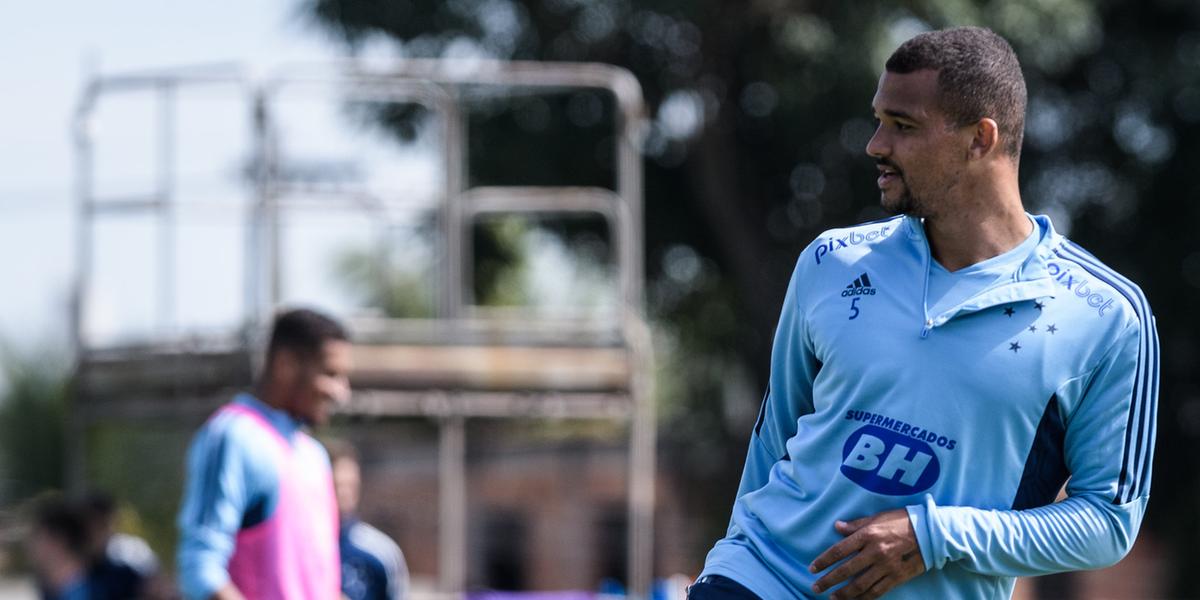 Suspenso diante do Criciúma, zagueiro Zé Ivaldo volta a ficar à disposição de Paulo Pezzolano (Gustavo Aleixo/Cruzeiro)