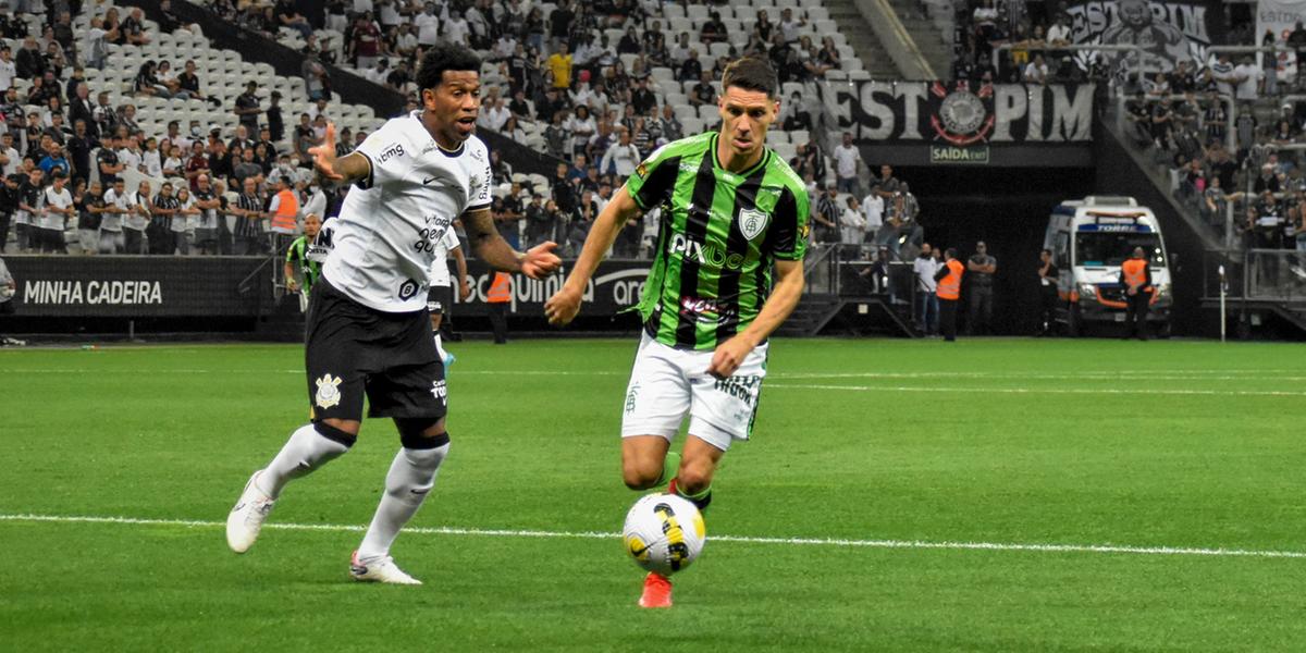 Meia Alê em ação durante o confronto com o time paulista, na Neo Química Arena (Gabriel Morais / América)