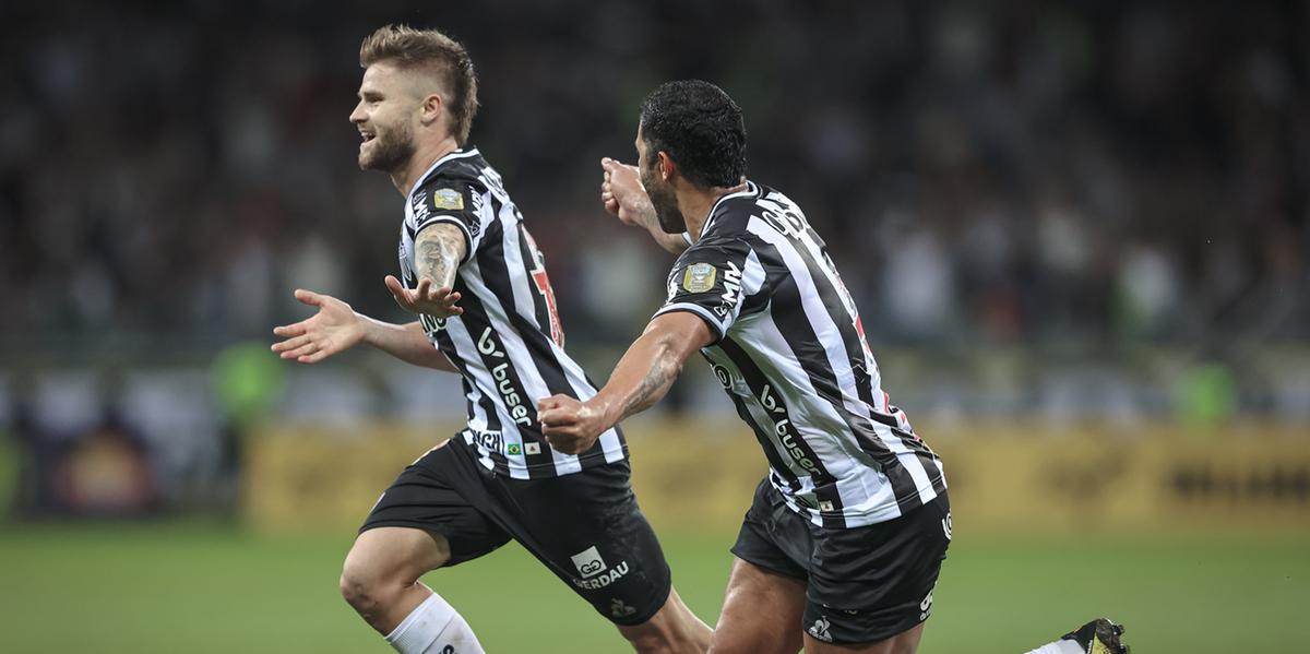 Atacantes Sasha e Hulk marcaram os gols do Galo no triunfo sobre a equipe catarinense (Divulgação/Atlético)
