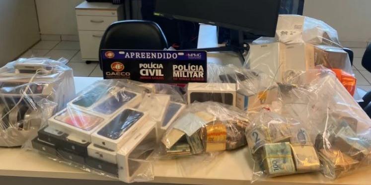 Foram apreendidos aproximadamente R$ 120 mil em dinheiro, veículos de luxo, celulares, computadores, notebooks e outros itens (Divulgação/PCMG)