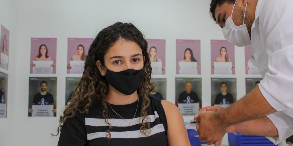 Cidades com estoque de vacina já podem aplicar dose de reforço em adolescentes (Alice Corvel / Prefeitura de Betim Divulgação)