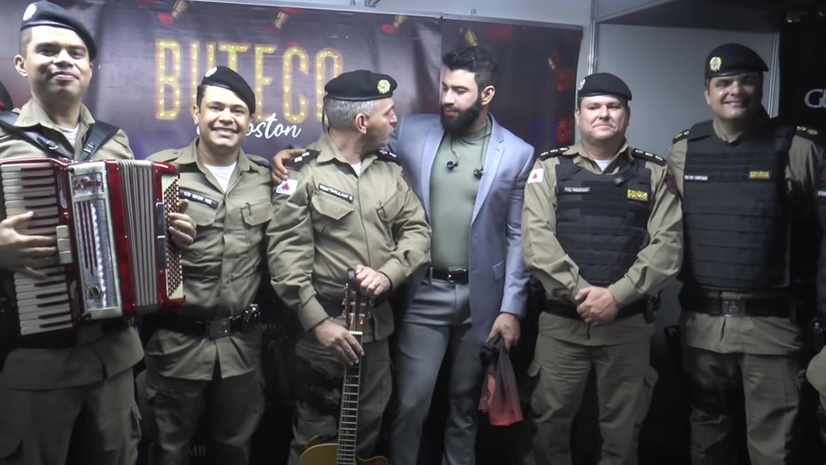 Em vídeo compartilhado pela PM de Minas no YouTube e nas redes sociais, Gusttavo Lima aparece junto a policiais no show Buteco (Reprodução / YouTube / TV PMMG)