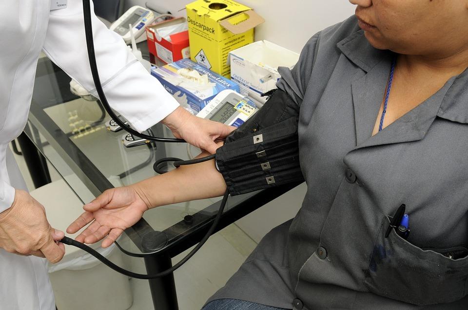 Estudo associa alterações na pressão arterial ao maior risco de doenças cardíacas em obesos &#34;saudáveis&#34; (Pixabay / Divulgação)