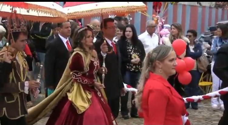 Cortejo do Imperador pelas ruas históricas de Lamim marcam as celebrações da Festa do Divino (Circuito Villas e Fazendas / Divulgação)