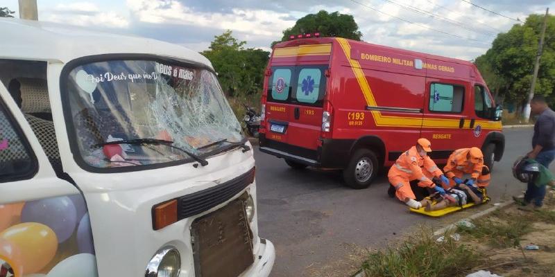 Duas pessoas ficam feridas em batida de moto e kombi, em Curvelo, na região Central. (Corpo de Bombeiros / Divulgação)