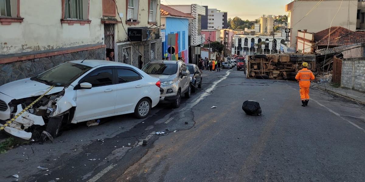 Caminhão desgovernador desce rua em Barbacena, bate em carros, atinge uma casa e derruba um poste (Corpo de Bombeiros / Divulgação)