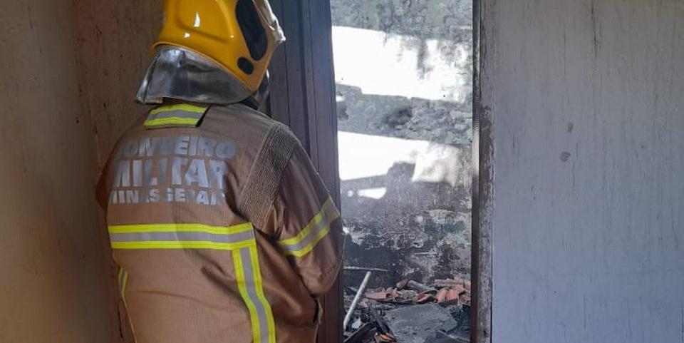 Os bombeiros conseguiram apagar as chamas que destruíram o quarto (Bombeiros MG / Divulgação)