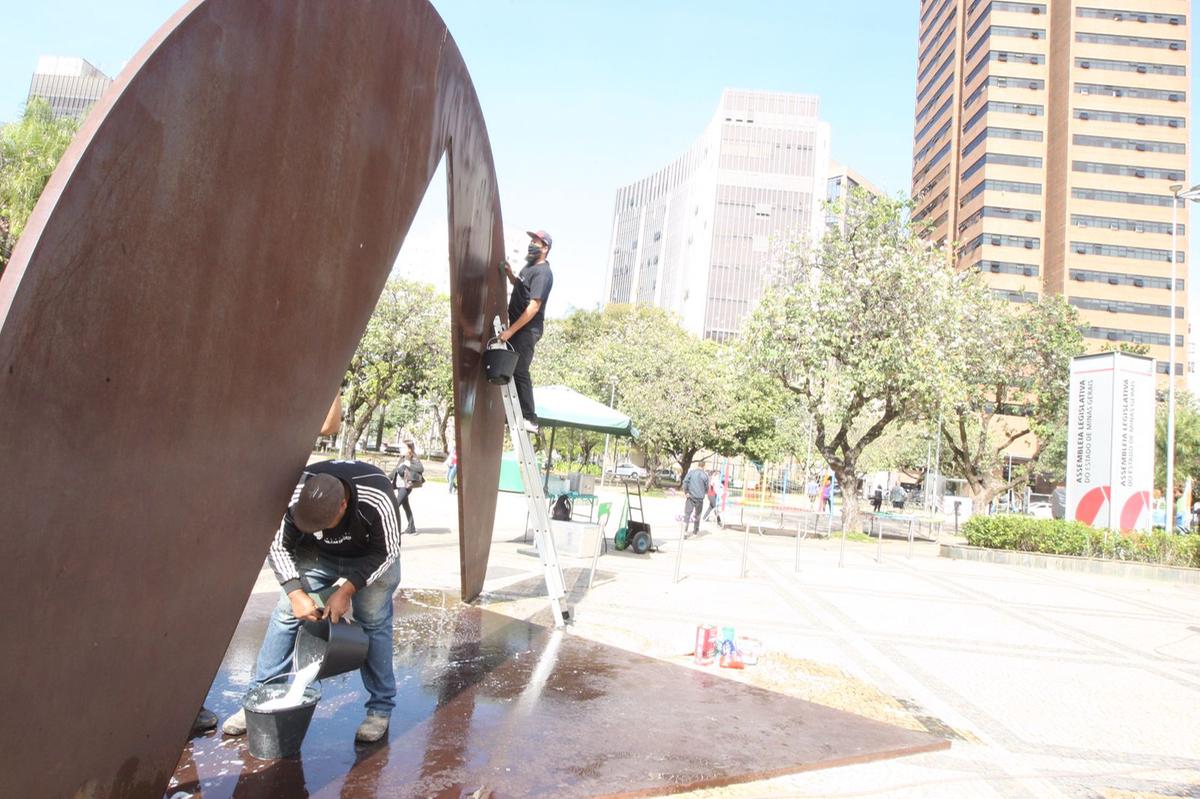 Detalhe da primeira obra de Amílcar de Castro a ser restaurada. (Lucas Prates/Hoje em Dia)