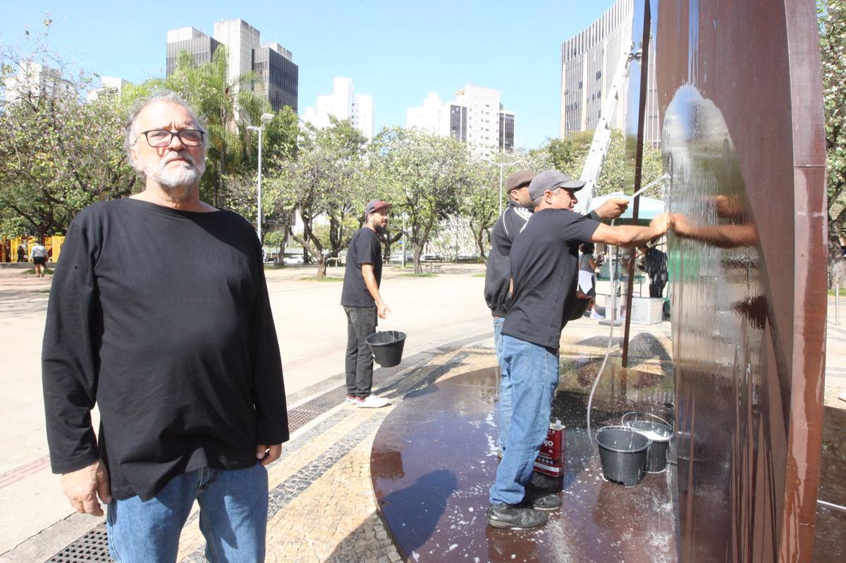 Allen Roscoe foi assistente de Amilcar de Castro e domina a expertise de manuseio das peças do escultor. (Lucas Prates/Hoje em Dia)