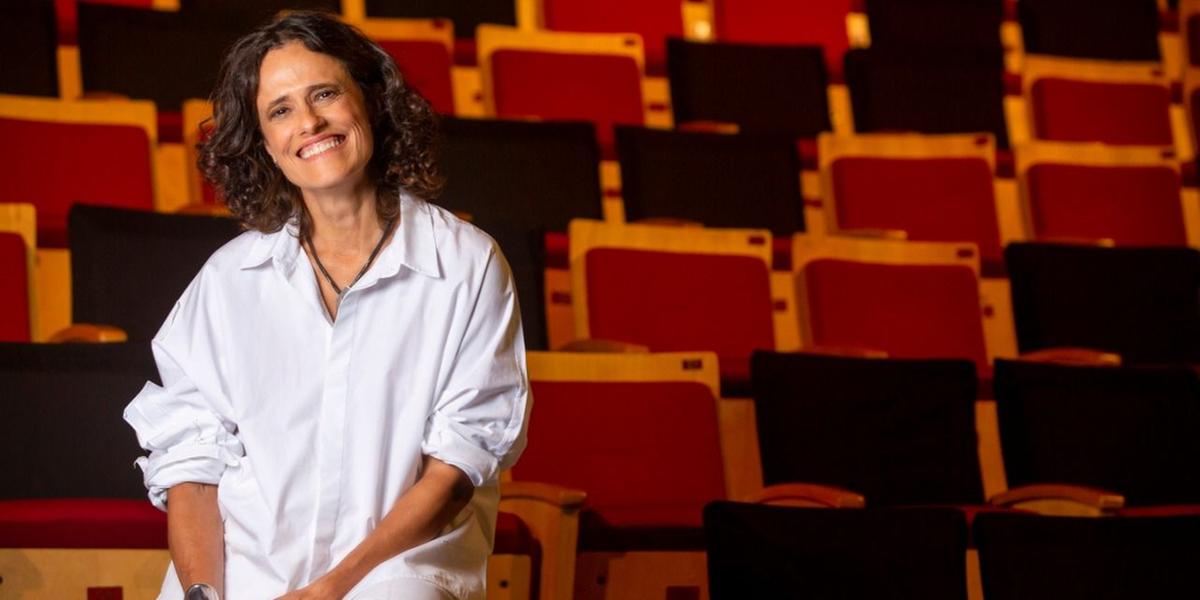 Em seu primeiro livro, a cantora fala de voz e silêncio, prazeres e espantos, inspirações e paixões, descobertas e criações, palco e plateia, ritmos, passos e compassos (Divulgação)