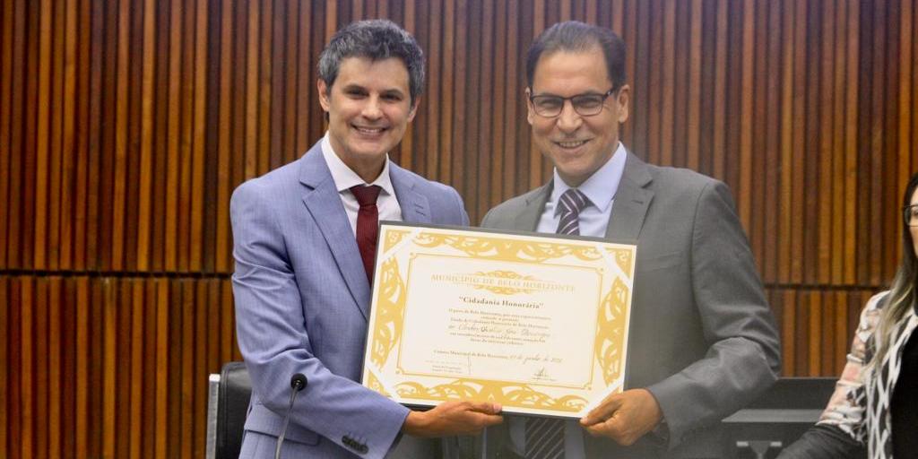 Doutor Célio Frois (esq) entrega o título de cidadão honorário de Belo Horizonte ao ex-vereador e ex-deputado,  Anselmo José Domingos (dir). (Maurício Vieira/Hoje em Dia)