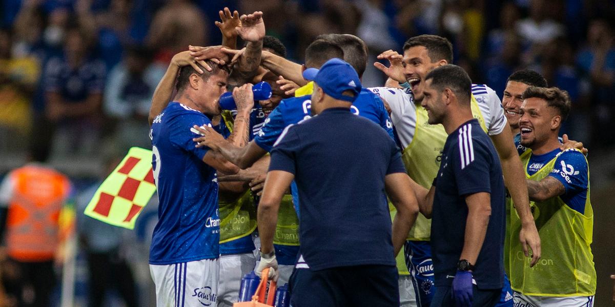 Jogadores do Cruzeiro comemoram gol de Edu contra o CRB (Staff Images/Cruzeiro Divulgação)