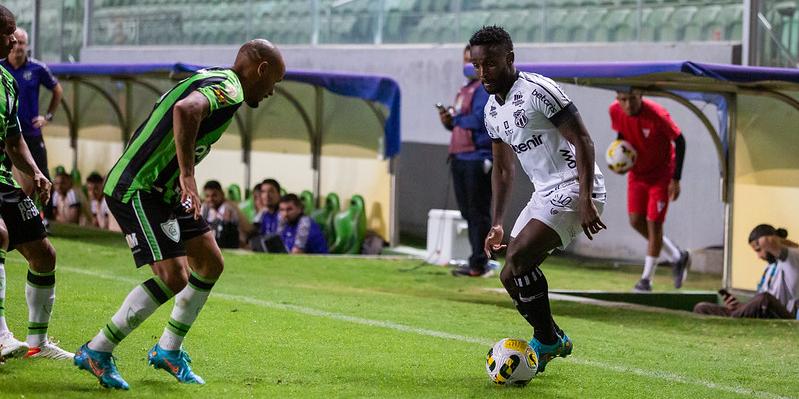 Lance questionado aconteceu entre o atacante Mendoza e o lateral Patric (Divulgação/Ceará)