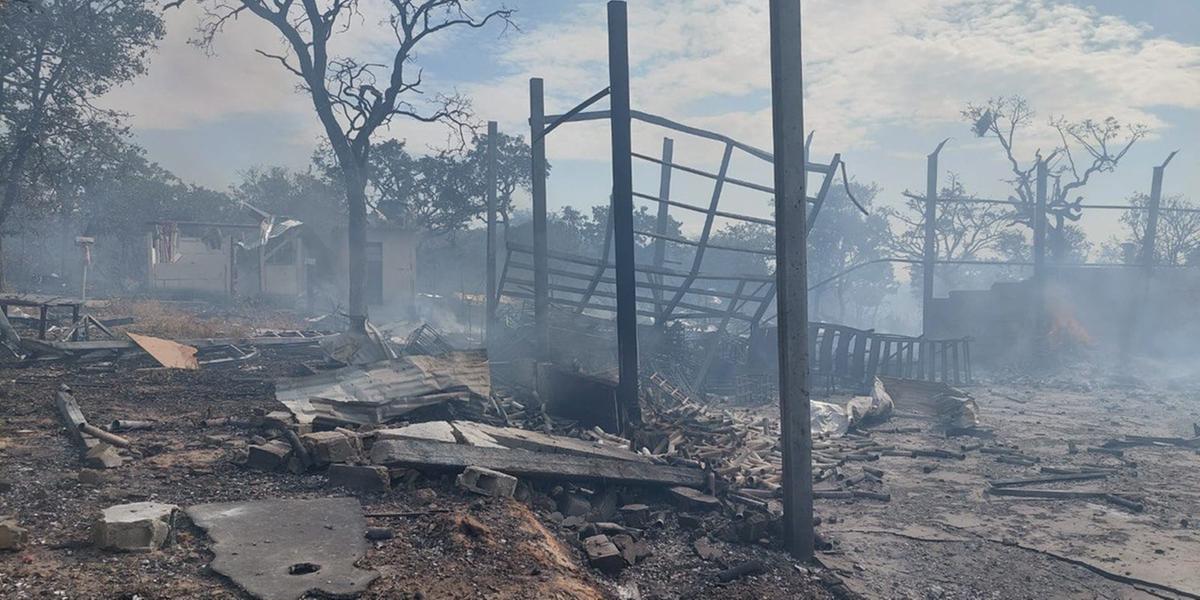 Bombeiros atendem ocorrência de incêndio em galpão de fogos de artifício (Bombeiros / Divulgação)