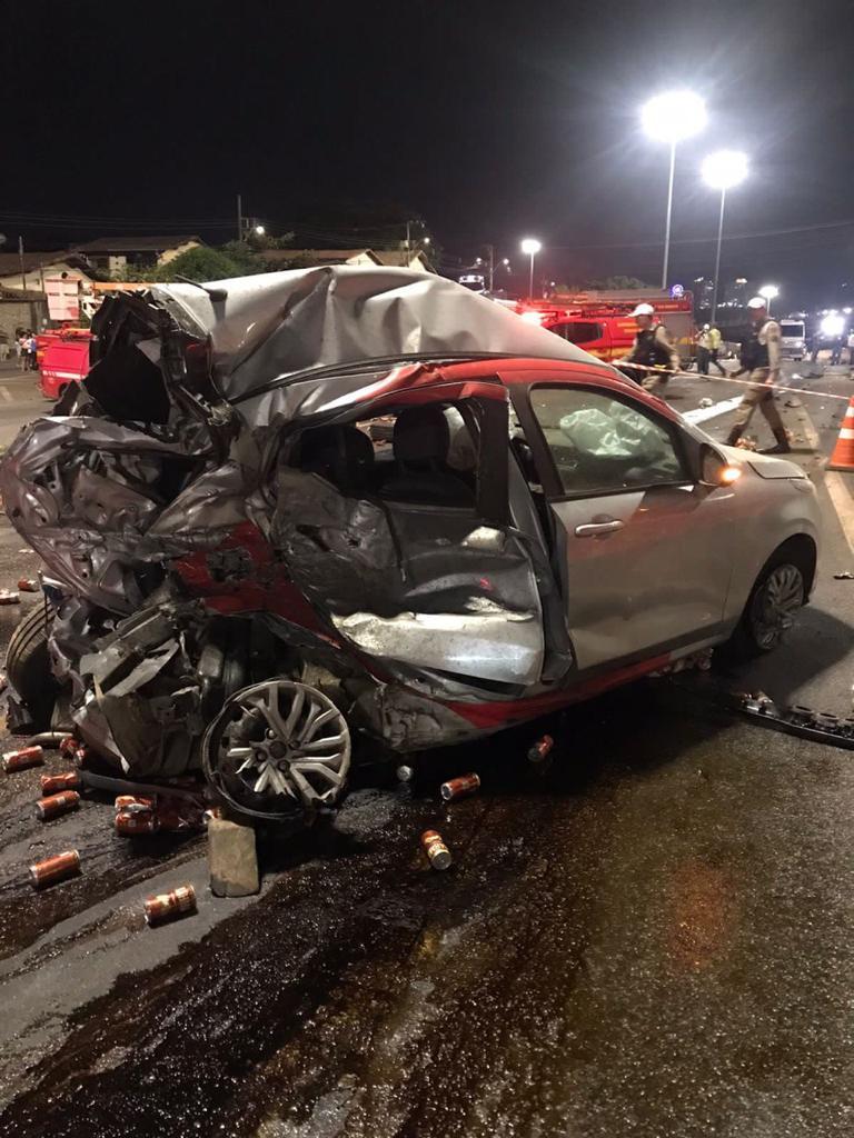 Com a força do impacto da batida no Anel Rodoviário, em BH, este carro ficou destruído (Corpo de Bombeiros / Divulgação)