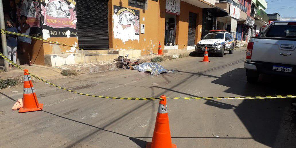 Idoso que estava andando de bicicleta em Unaí é atropelado por carreta e acabou morrendo no local (Bombeiros MG / Divulgação)