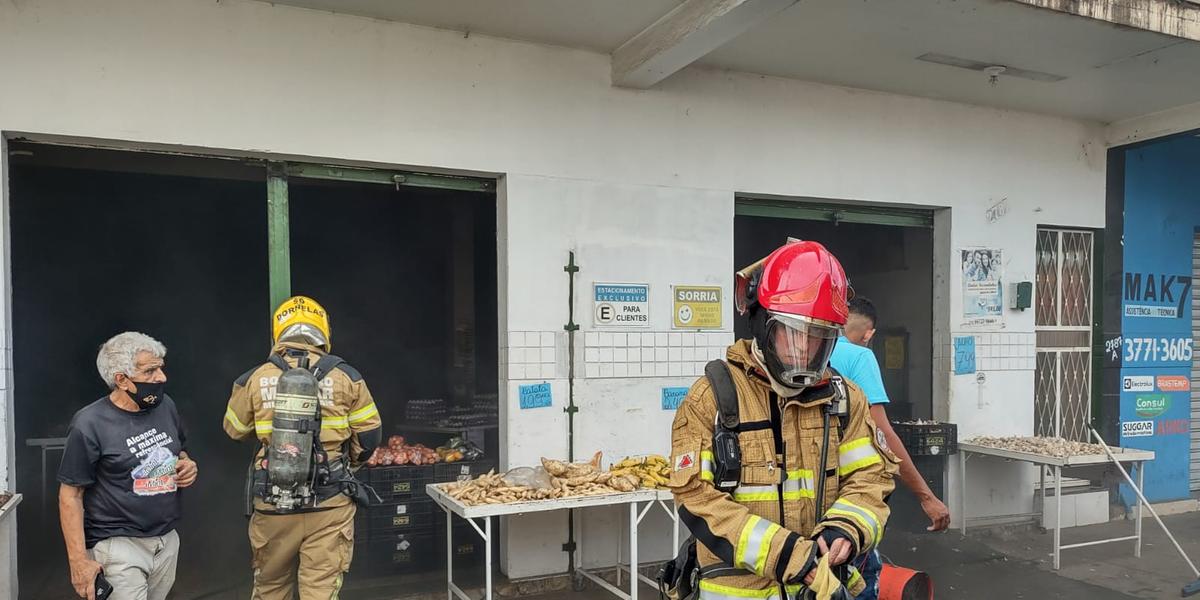 O incêndio no sacolão em Sete Lagoas ficou restrito ao fundo da loja (Bombeiros MG / Divulgação)