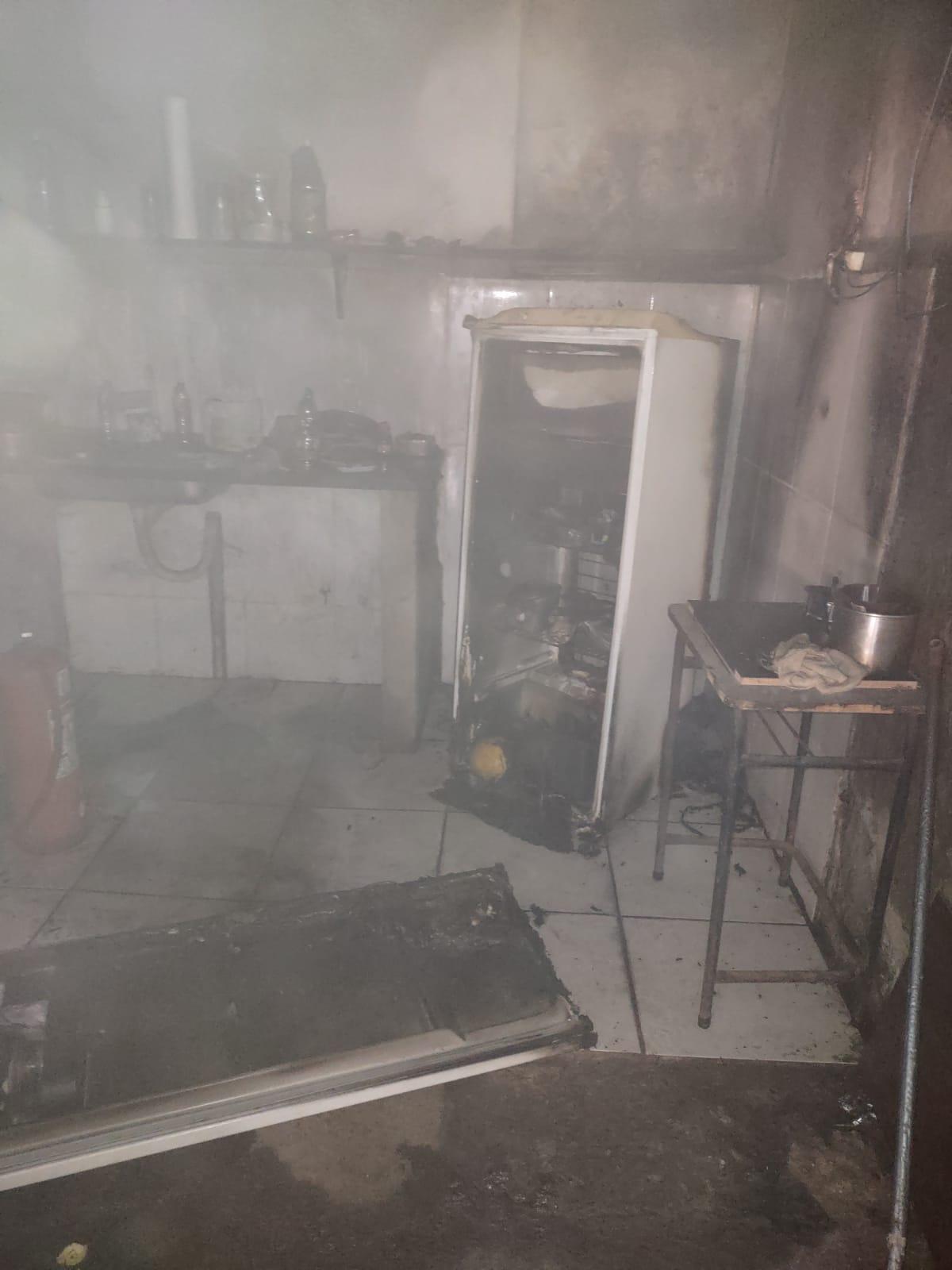 As chamas destruíram uma geladeira e parte da fiação elétrica (Bombeiros MG / Divulgação)