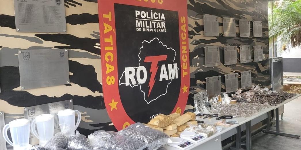 PM apreenderam 6,2 mil pinos de cocaína, duas pistolas, um revólver e 13 barras de maconha (PMMG / Divulgação)