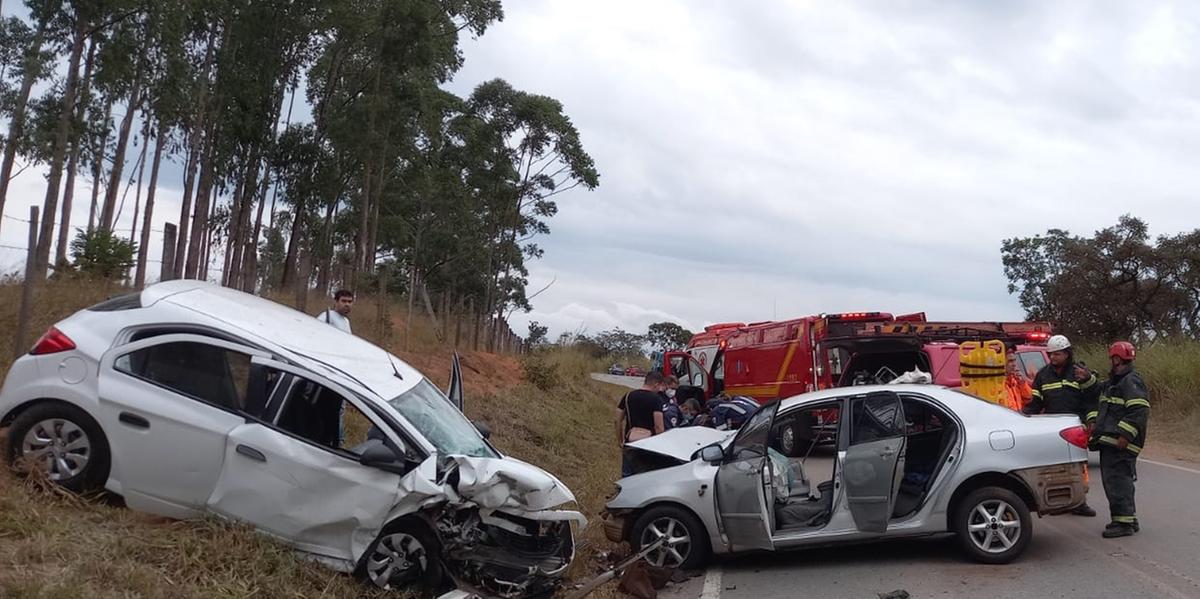 Chevrolet Ônix e Toyota Corolla bateram de frente na BR-265 (Bombeiros MG / Divulgação)