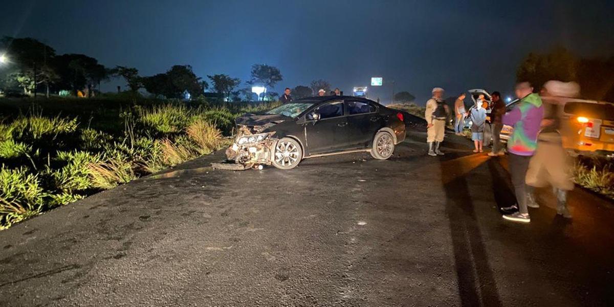 Carros batem de frente na MGC-497, no Triângulo Mineiro (Bombeiros / Divulgação)