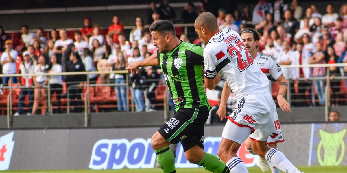Aloísio teve algumas chances de gol, mas pecou nas finalizações (Estevão Germano / América)