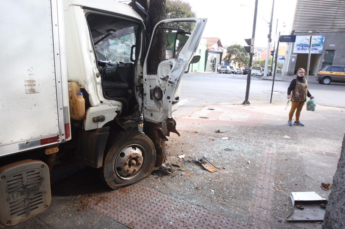 Com o impacto da batida, a frente do veículo ficou destruída. (Lucas Prates/ Hoje em Dia)