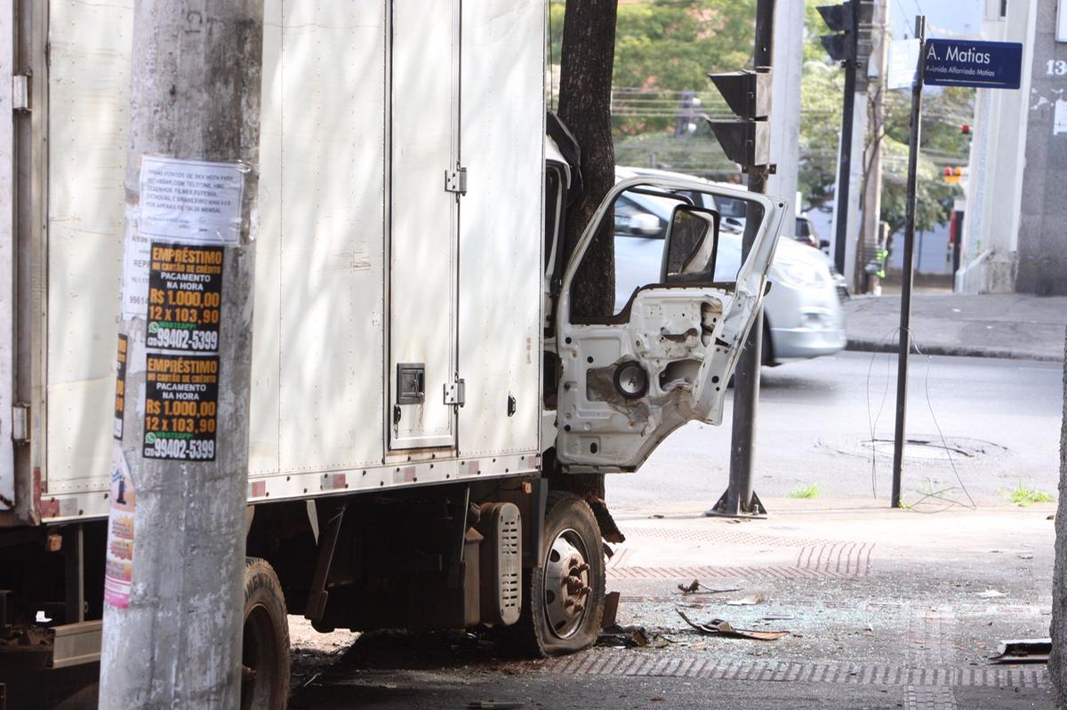 Os bombeiros realizaram o salvamento do passageiro. (Lucas Prates/Hoje em Dia)