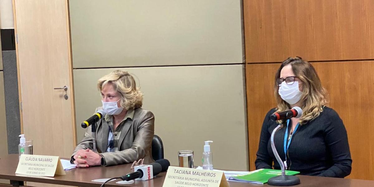 Secretária municipal de Saúde de BH, Cláudia Navarro (esq.), anuncia retorno do uso de máscara em locais fechados (Gabriel Rezende / Hoje em Dia)