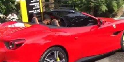 Hulk chegou para treinar na Cidade do Galo de Ferrari vermelha (Reprodução/Redes Sociais)