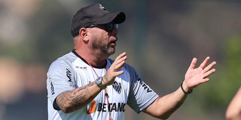 Turco Mohamed deve mandar a campo equipe modificada para jogo contra Fortaleza (Pedro Souza / Atlético)