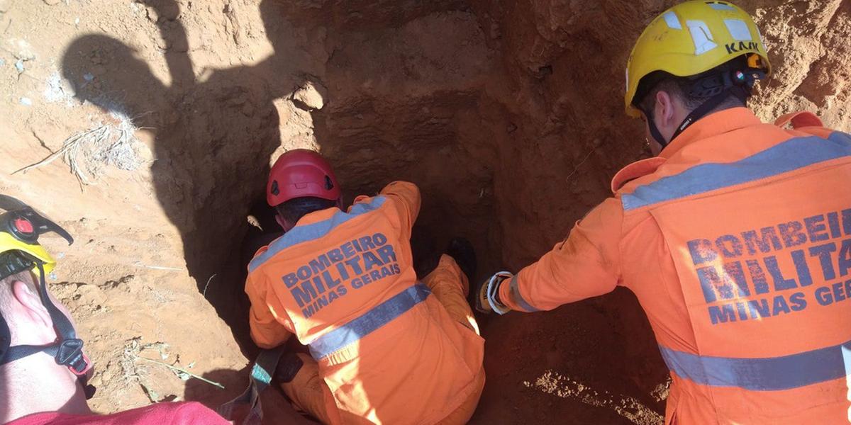 Bombeiros usaram até colher de pedreiro para resgatar o operário soterrado em Leopoldina (Bombeiros MG / Divulgação)