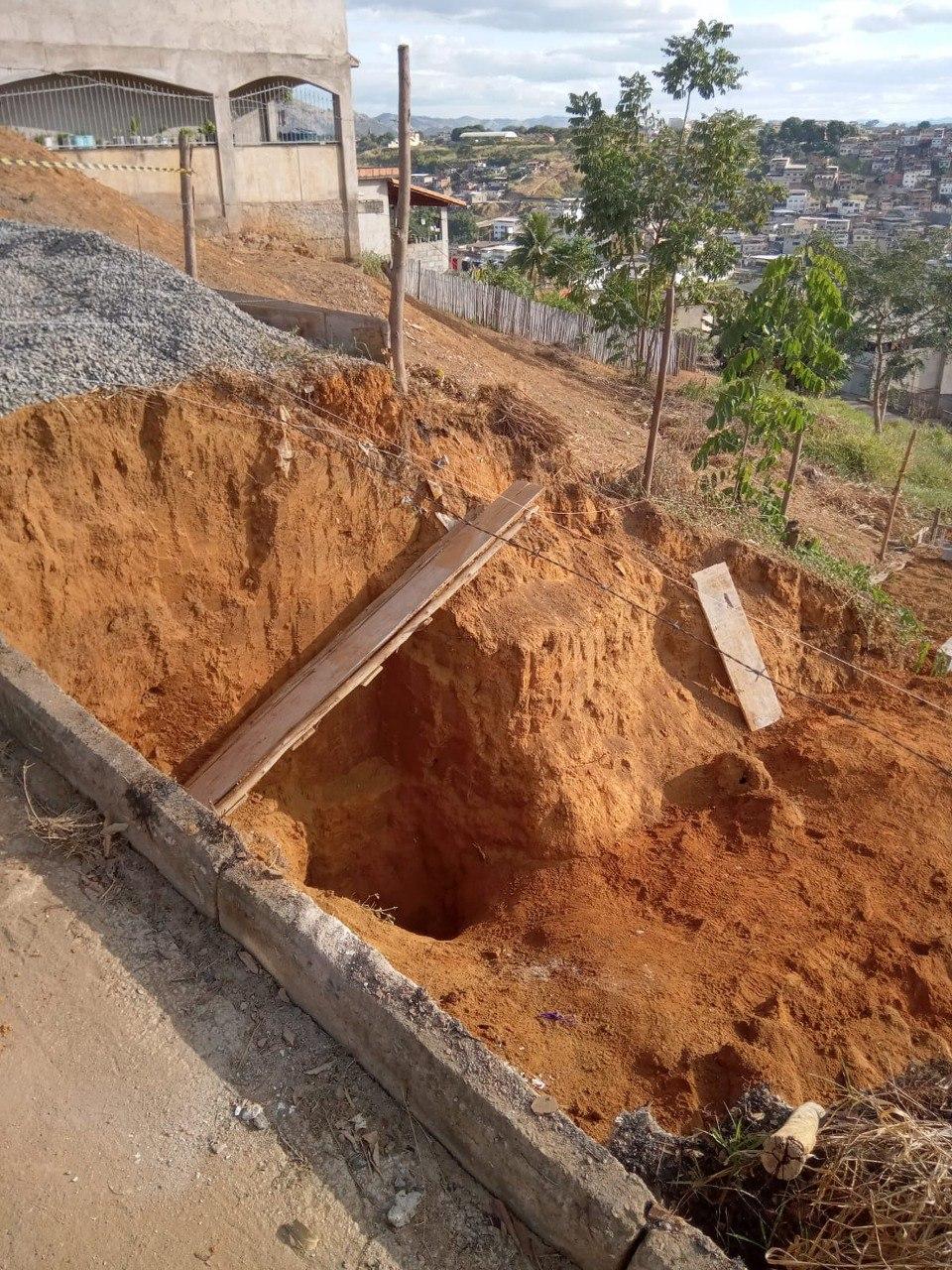 Operário estava cavando uma fundação quando foi soterrado pela terra de um talude (Bombeiros MG / Divulgação)