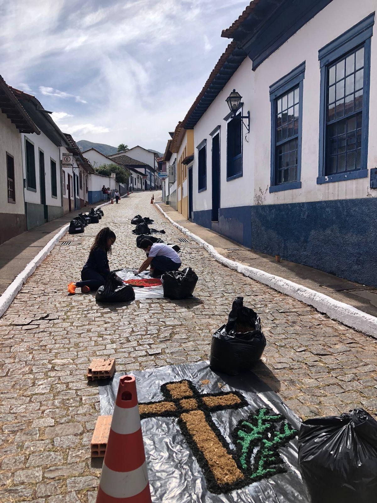 Moradores de Sabará, na região metropolitana, preparam tapetes para a procissão de Corpus Christi (Bruno Starling - Prefeitura de Sabará / Divulgação)