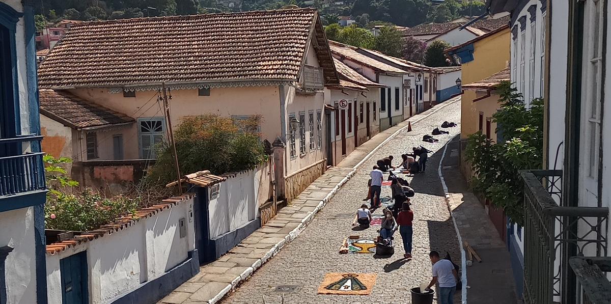 Prefeitura de Sabará quer ensinar moradores a fazerem tapetes para manter viva a tradição de Corpus Christi (Richardson Oliveira - Prefeitura de Sabará / Divulgação)