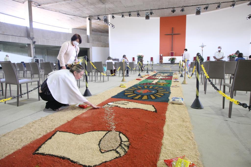 Tapetes são tradição nas comemorações de Corpus Christi (Maurício Vieira/ Hoje em Dia)