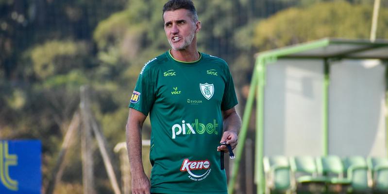 Treinador elogiou atuações recentes da equipe, mesmo sem vitórias (João Zebral/América)