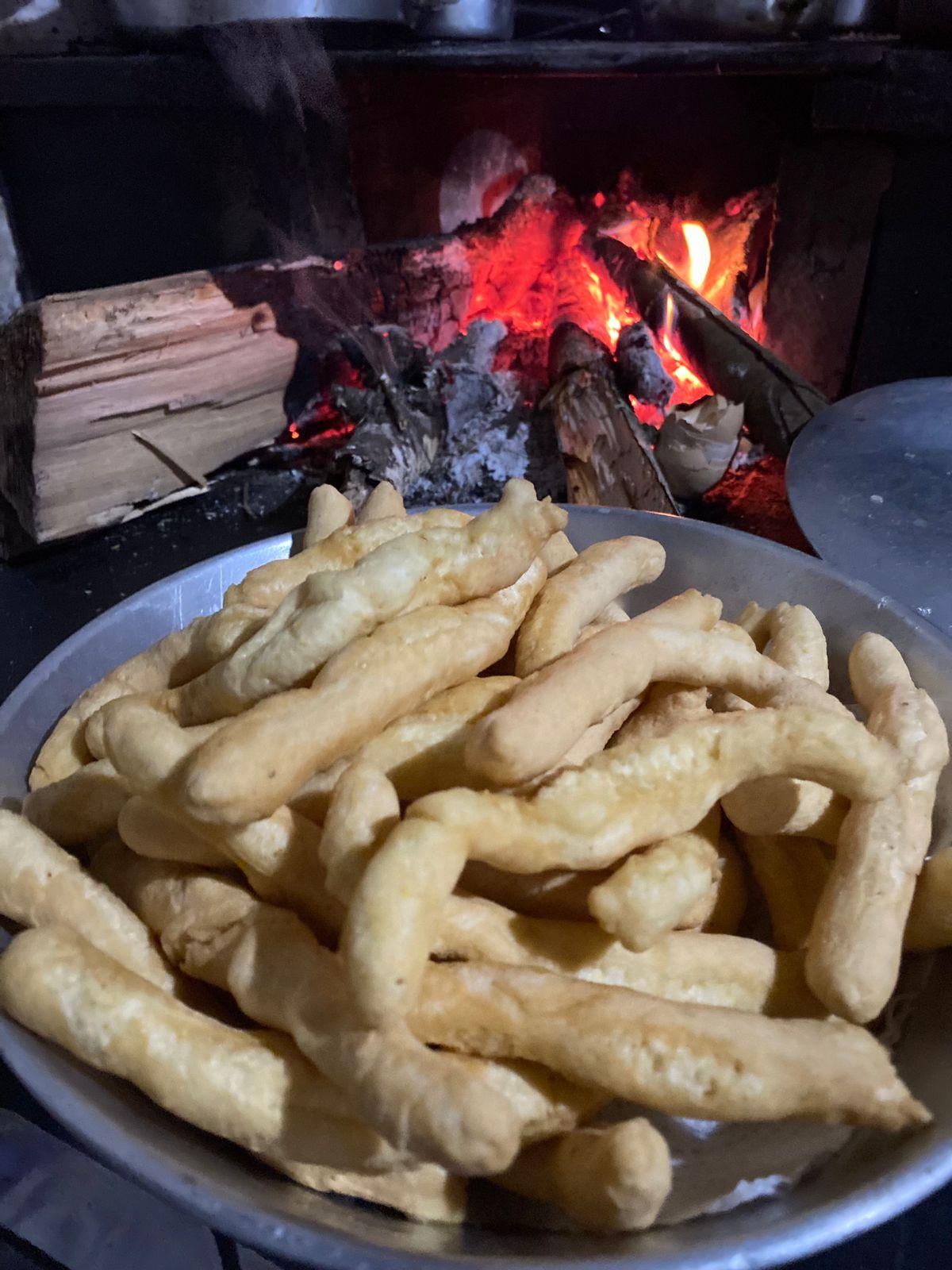 Conhecer o jeitinho mineiro de fazer biscoito no fogão a lenha é uma atração para turistas em Santana dos Montes (Adriana Couto / acervo pessoal)